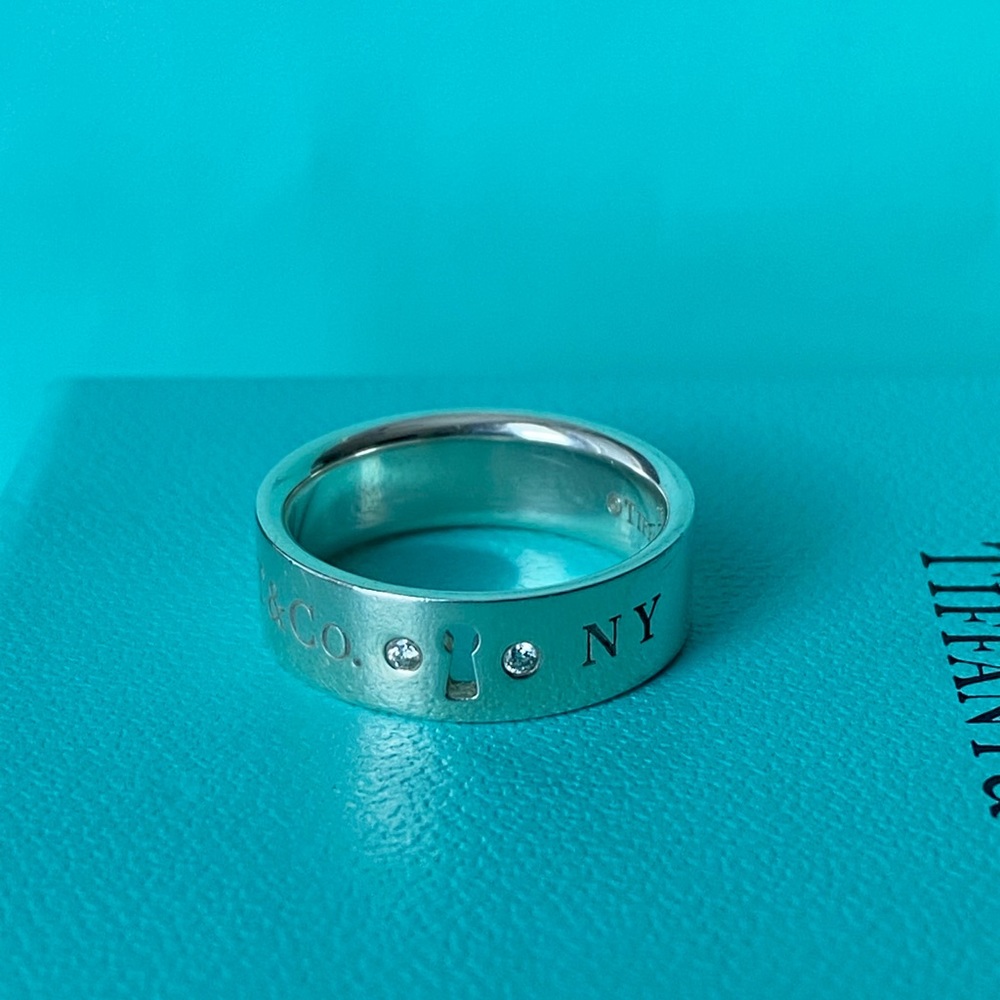 Tiffany & Co. keyhole band ring